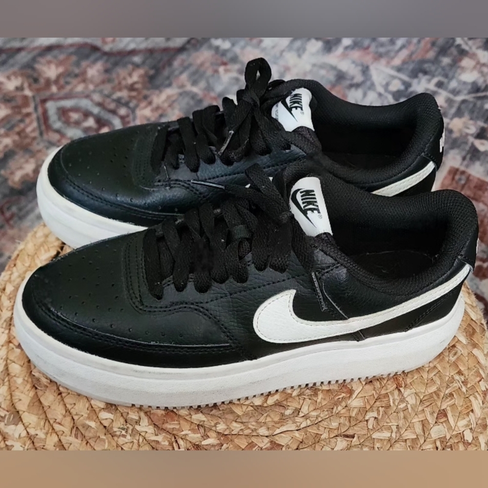 Women Nike Black and White Sneakers